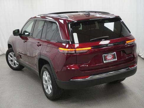 Used 2024 Jeep Grand Cherokee Limited w/ Luxury Tech Group II AWD/4WD image 12