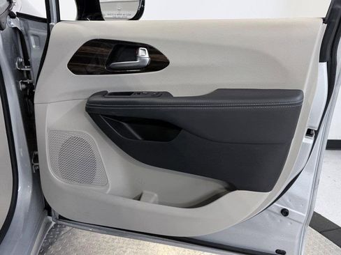 Used 2024 Chrysler Pacifica Limited image 11