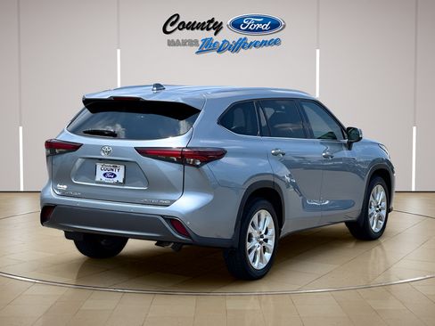 Used 2024 Toyota Highlander Limited AWD/4WD image 24