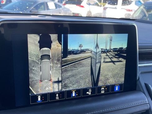 Used 2022 Chevrolet Suburban LT w/ Luxury Package image 19