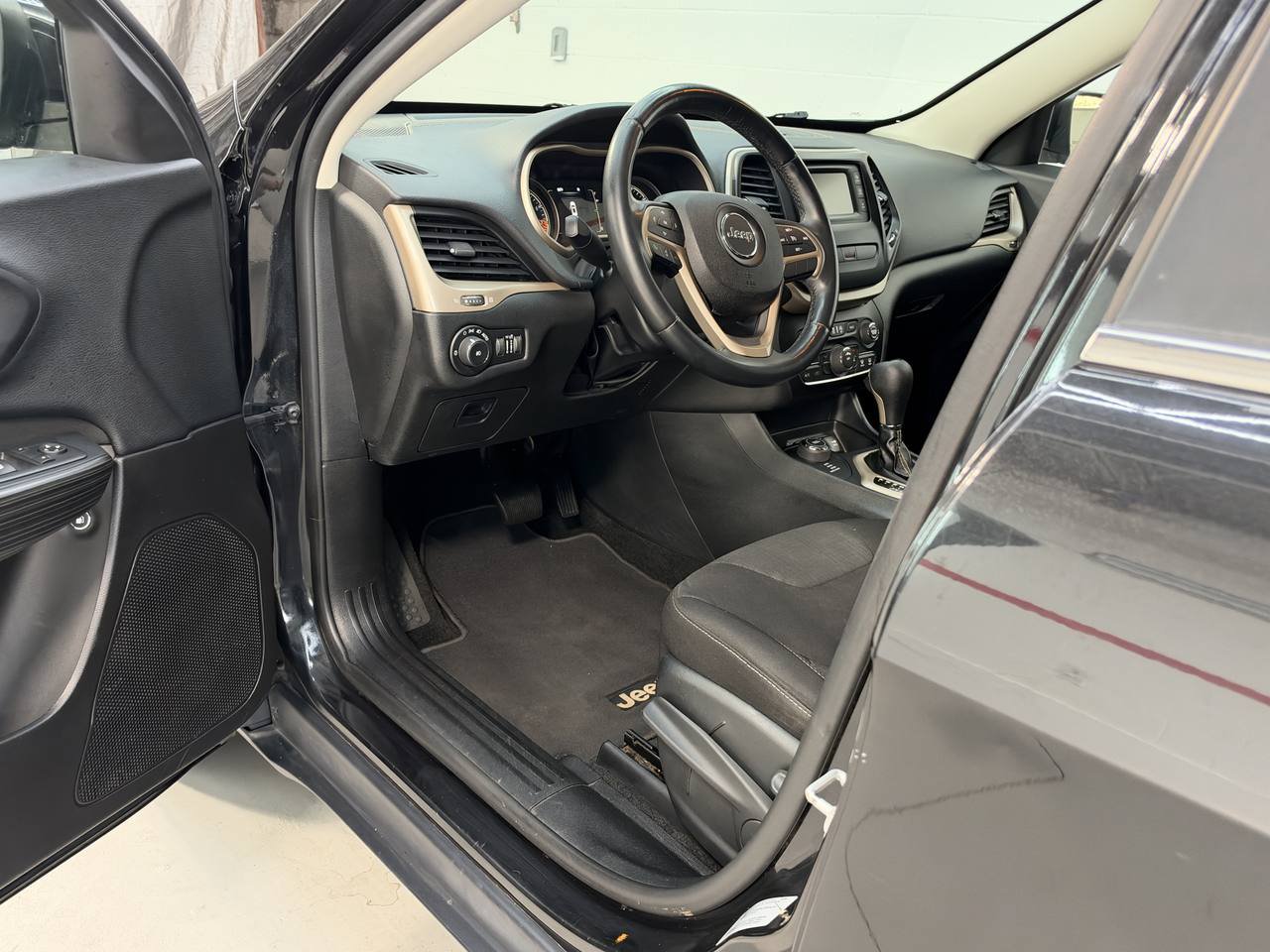 Used 2015 Jeep Cherokee Latitude AWD/4WD image 18