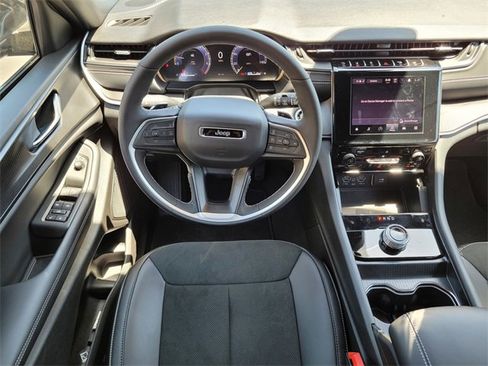 New 2025 Jeep Grand Cherokee L Altitude image 7