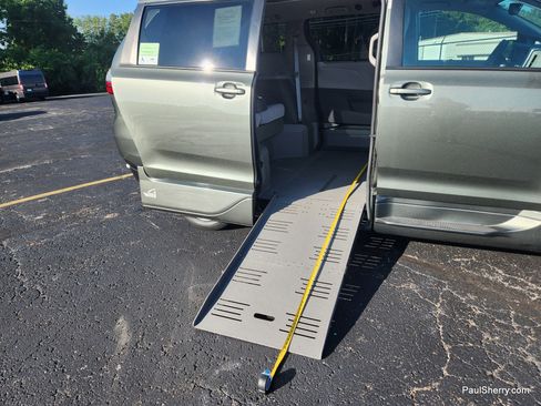 Used 2020 Toyota Sienna LE FWD image 25