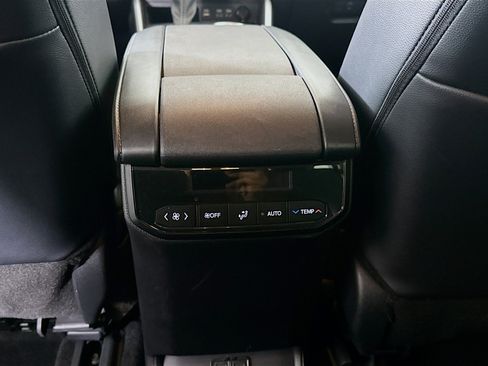 Used 2025 Toyota Highlander XLE image 27