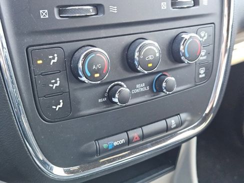 Used 2018 Dodge Grand Caravan SXT image 15