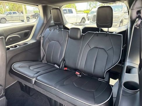 New 2027 Chrysler Pacifica Limited FWD image 12