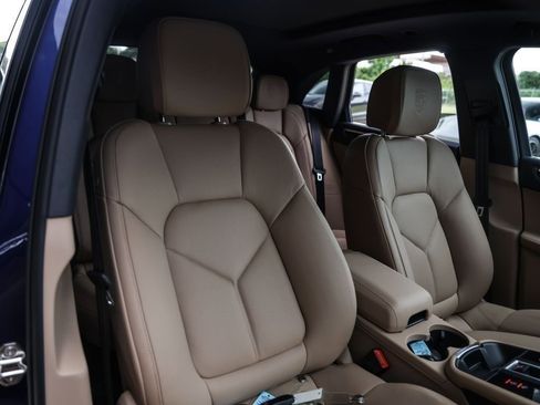 Certified 2025 Porsche Macan AWD/4WD image 38