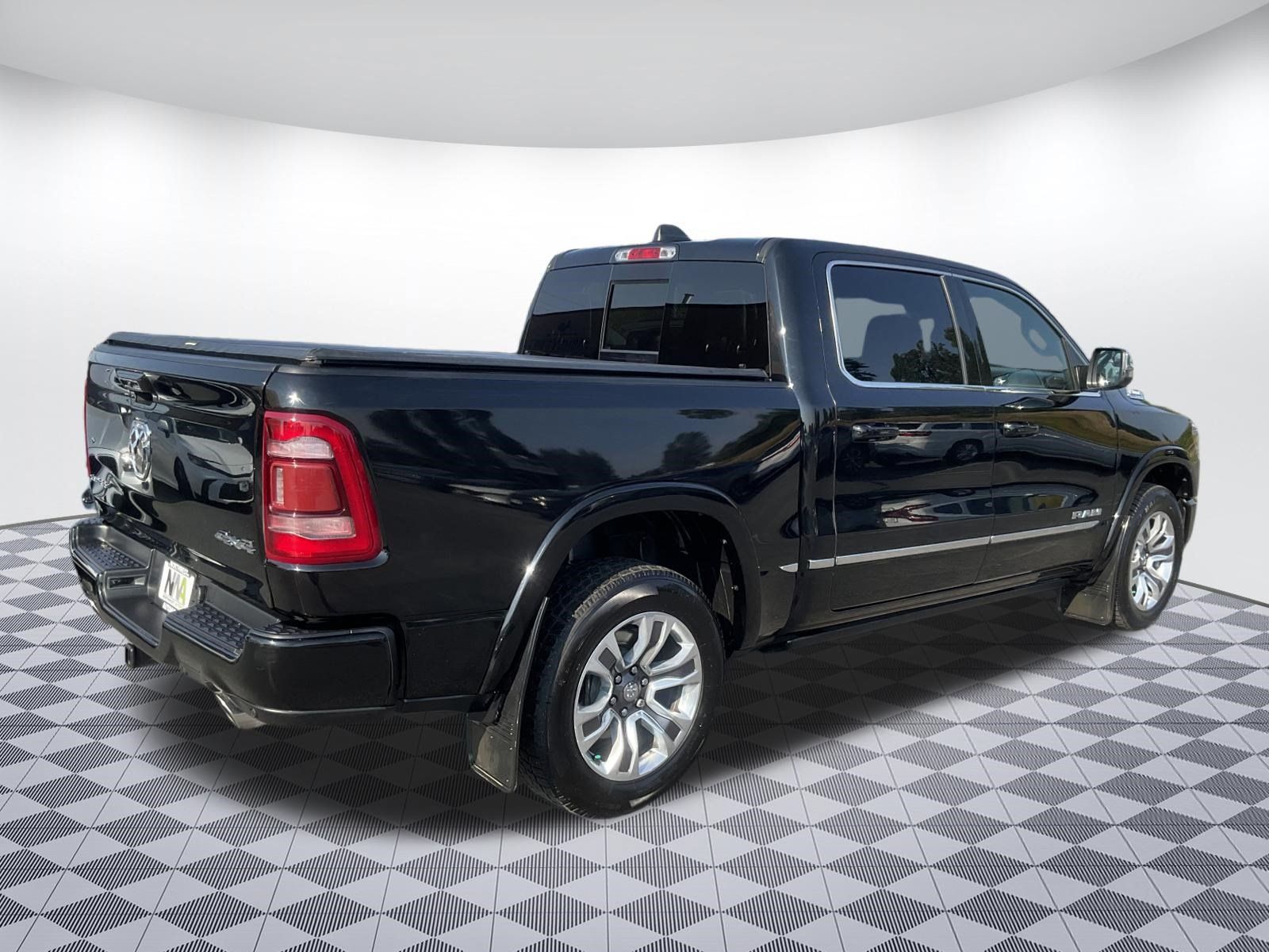 Used 2023 RAM 1500 Limited w/ Body-Colour Bumper Group AWD/4WD image 3