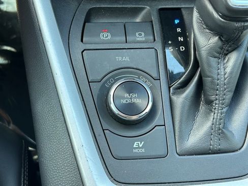 Used 2022 Toyota RAV4 XLE Premium AWD/4WD image 28