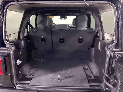 Used 2025 Jeep Wrangler Sahara image 32