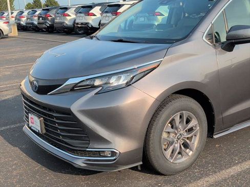 Certified 2024 Toyota Sienna XLE FWD image 7