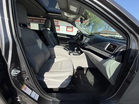 Used 2016 Toyota Highlander XLE AWD/4WD image 17