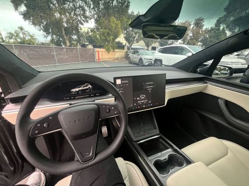 Used 2022 Tesla Model X Plaid image 8
