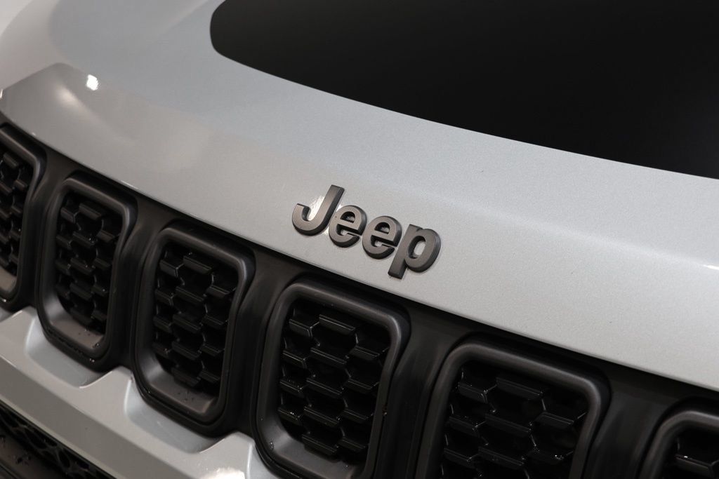 Used 2025 Jeep Compass Trailhawk AWD/4WD image 11