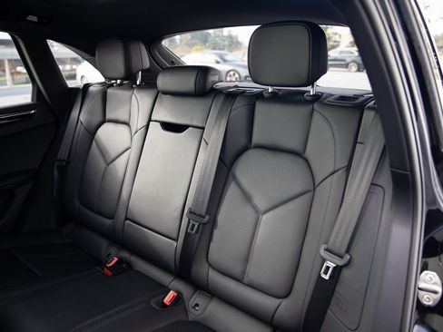 Certified 2025 Porsche Macan image 28