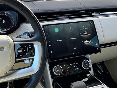 Used 2023 Land Rover Range Rover SE image 6