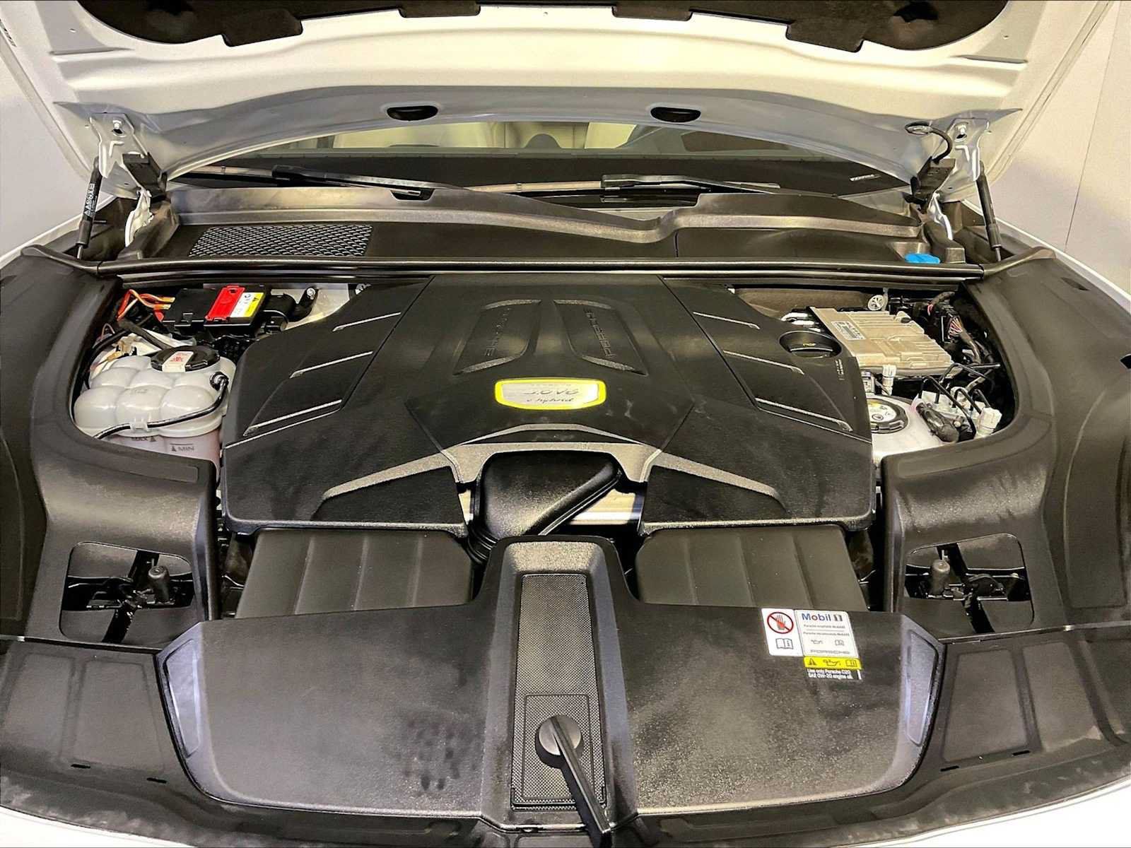 Certified 2023 Porsche Cayenne Platinum Edition AWD/4WD image 32