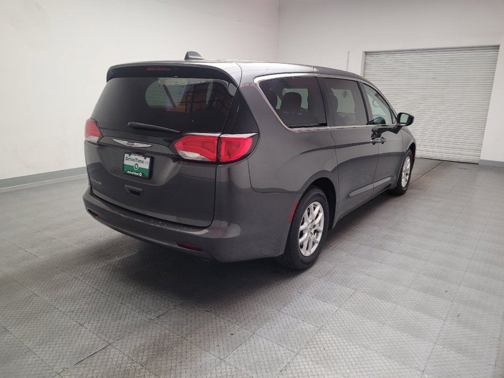 Used 2021 Chrysler Voyager LX FWD image 9
