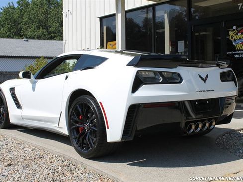 Used 2015 Chevrolet Corvette Z06 w/ 3LZ Preferred Equipment Group RWD image 8