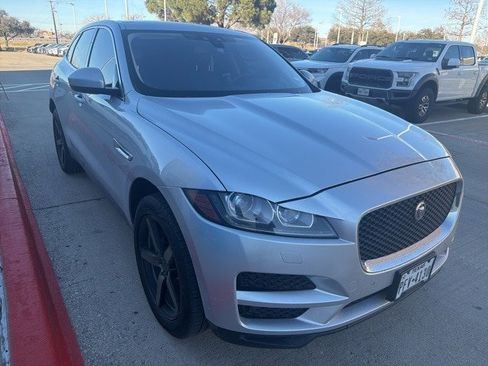 Used 2017 Jaguar F-PACE Prestige image 3