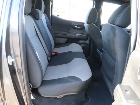 Used 2022 Toyota Tacoma TRD Off-Road image 29