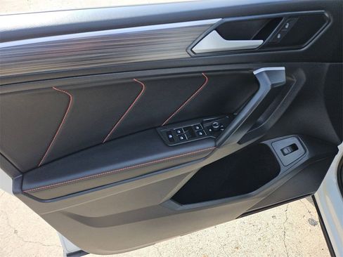 Used 2024 Volkswagen Tiguan SE image 13