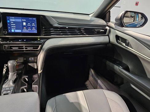 Used 2025 Toyota Camry SE image 11