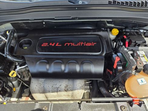 Used 2017 Jeep Renegade Latitude FWD image 20