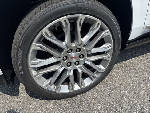New 2026 GMC Yukon Denali w/ Denali Reserve Package AWD/4WD image 8