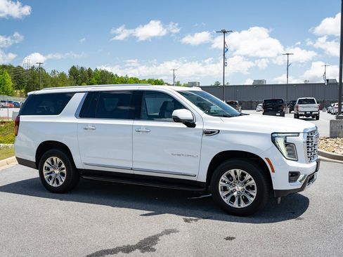 Used 2025 GMC Yukon XL Denali AWD/4WD image 12
