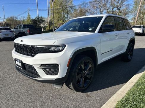 Used 2023 Jeep Grand Cherokee Altitude AWD/4WD image 4