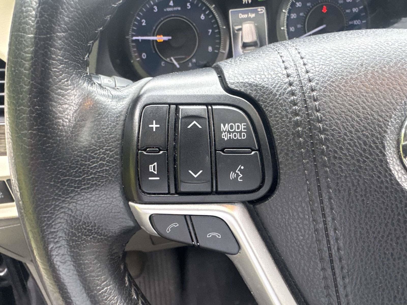 Used 2019 Toyota Sienna XLE w/ XLE Navigation Package FWD image 21