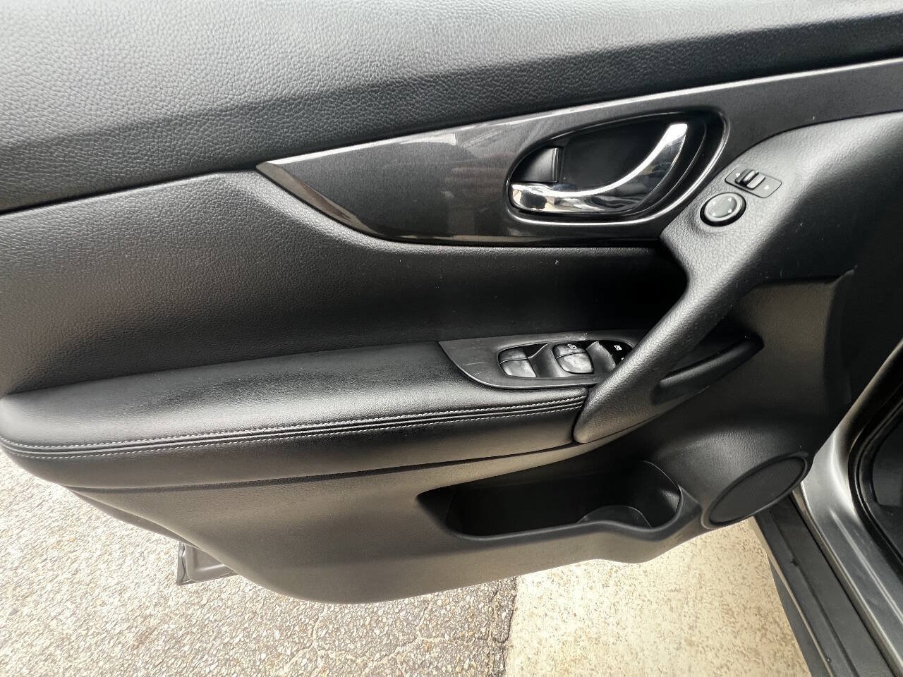 Used 2017 Nissan Rogue SV FWD image 17