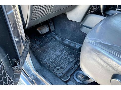 Used 2017 Jeep Wrangler Unlimited Rubicon w/ Connectivity Group AWD/4WD image 28