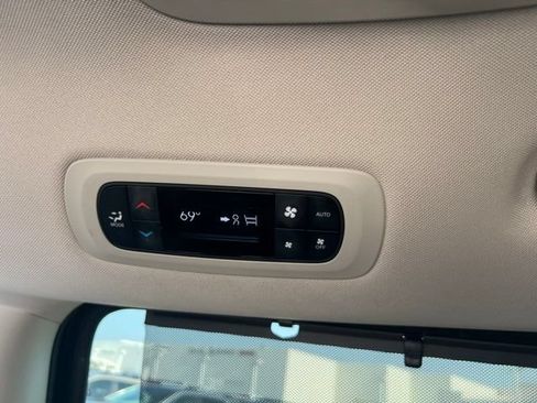 Used 2023 Chrysler Pacifica Touring-L FWD image 18