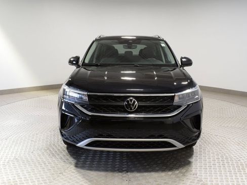 Used 2023 Volkswagen Taos SE w/ Panoramic Sunroof Package AWD/4WD image 2