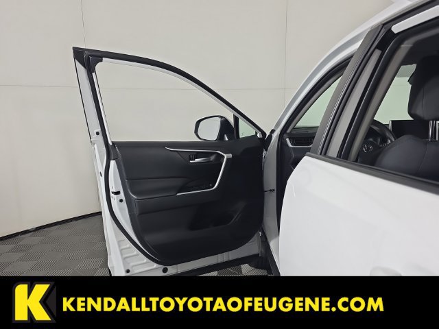 Used 2025 Toyota RAV4 XLE AWD/4WD image 21