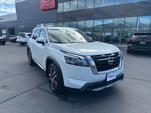 Used 2025 Nissan Pathfinder Platinum AWD/4WD image 2