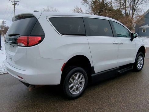 Used 2023 Chrysler Voyager LX image 5