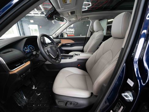 Used 2025 Toyota Grand Highlander Limited image 9