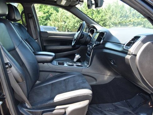Used 2020 Jeep Grand Cherokee Laredo AWD/4WD image 30