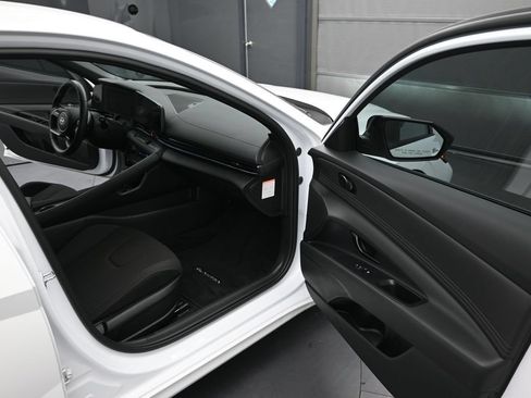 Used 2025 Hyundai Elantra SEL FWD image 17