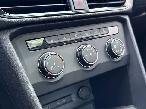 Used 2022 Volkswagen Taos SE w/ Panoramic Sunroof Package image 20