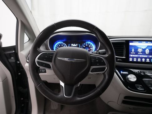 Used 2018 Chrysler Pacifica Touring-L w/ Tire & Wheel Group image 4