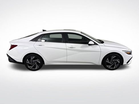Used 2025 Hyundai Elantra Limited FWD image 2
