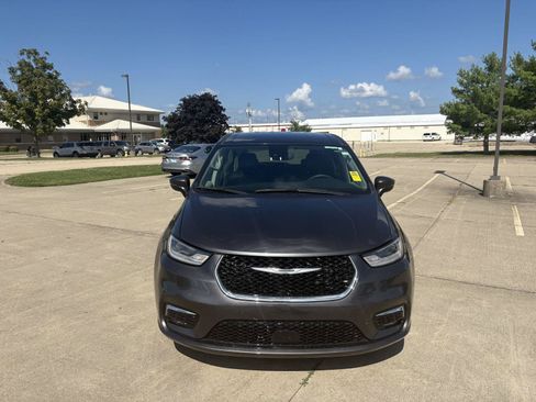 Used 2023 Chrysler Pacifica Touring-L FWD image 3
