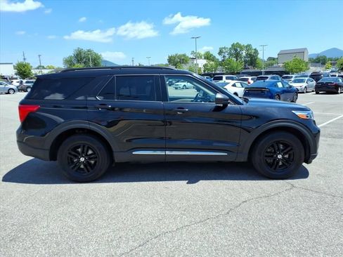 Used 2022 Ford Explorer XLT AWD/4WD image 3