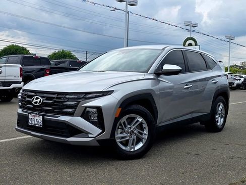 Used 2025 Hyundai Tucson SE image 3