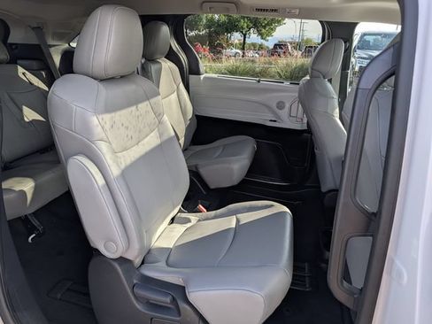 Used 2025 Toyota Sienna XLE w/ XLE Plus Package FWD image 32