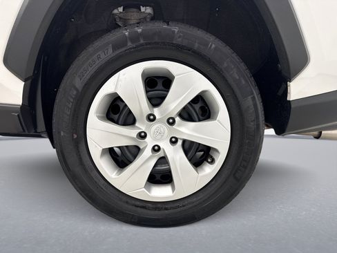 Used 2021 Toyota RAV4 LE AWD/4WD image 24